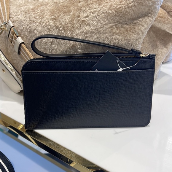 Kate Spade Lucy Medium L-Zip Wristlet
COLOR:
Black (Non Glitter)
NWT - Picture 15 of 16